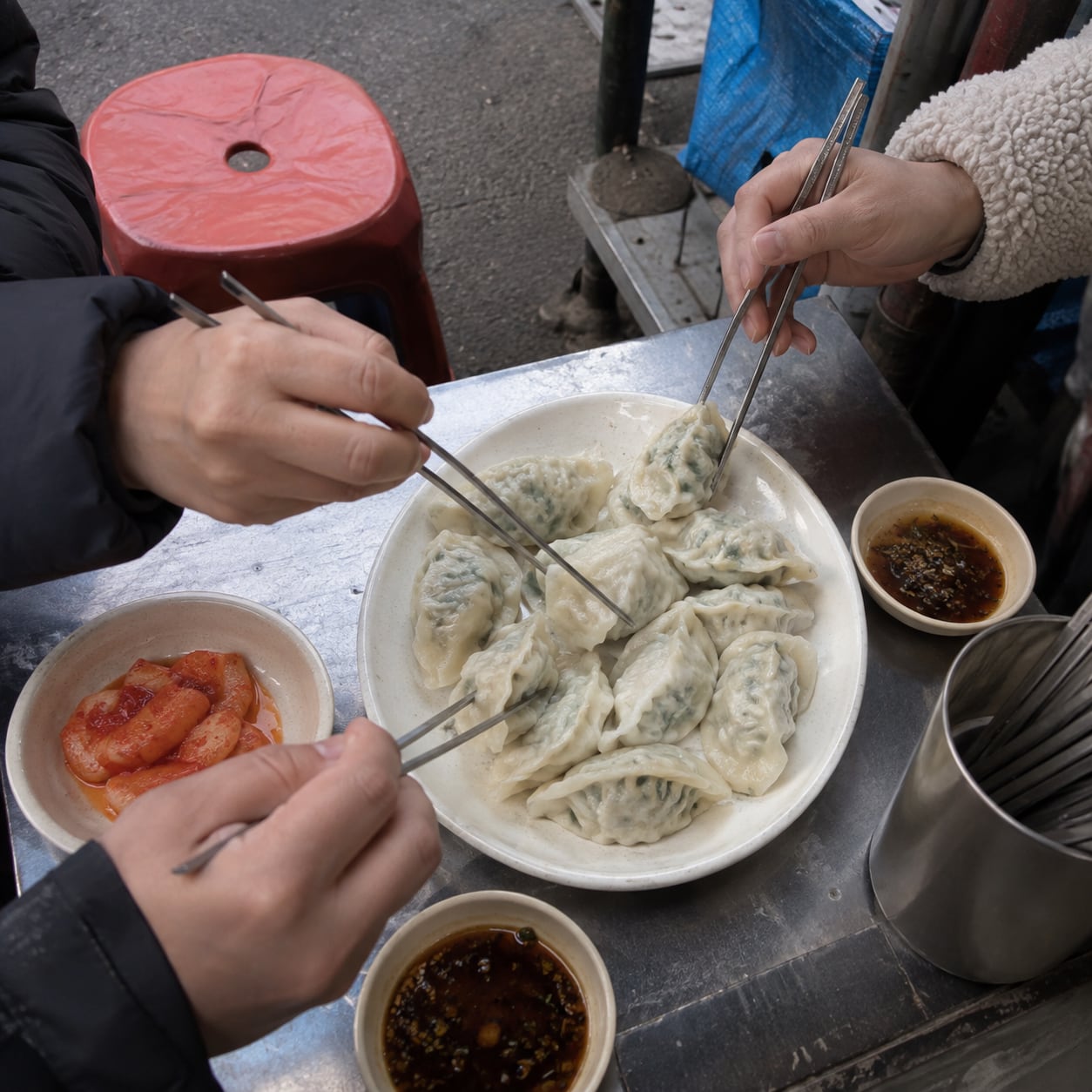 시장 골목의 손만두 한 접시 모임 대표 이미지