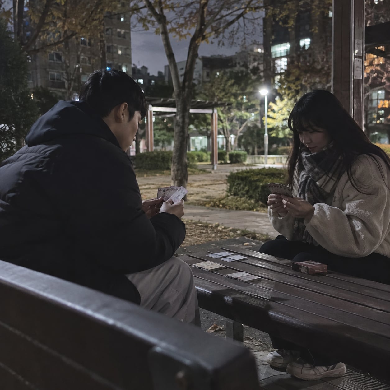 두 사람씩 돌아가며 카드게임 모임 대표 이미지