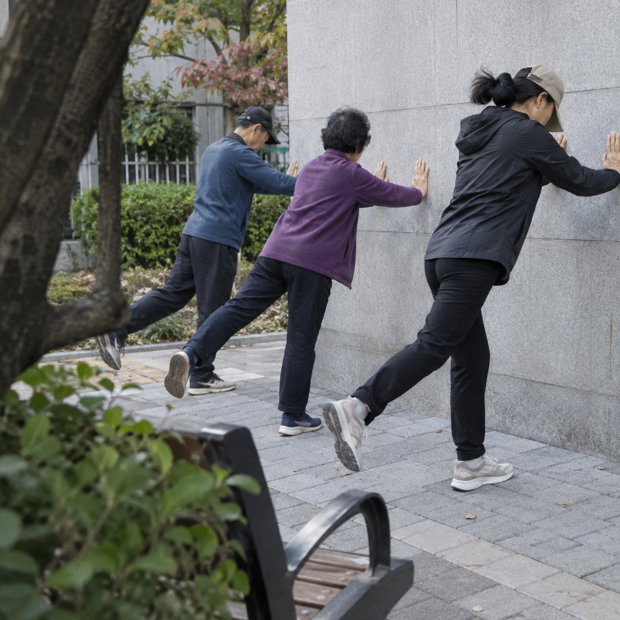벽을 짚고 균형 잡는 기초 운동 모임 대표 이미지