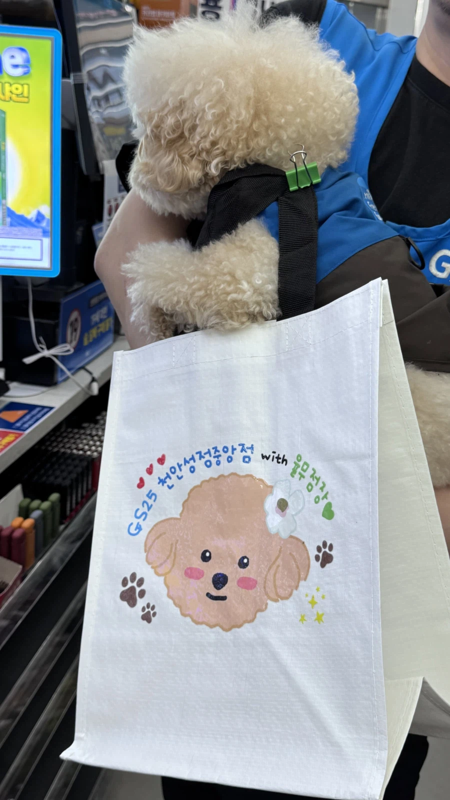 손님 들어오면 계속 따라다녀서 논란이라는 편의점 점장_6.webp