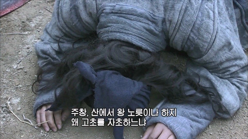 삼국지) 관우 : 이봐 손건, 자네에게 얘기하고 있는게 아니야_15.webp