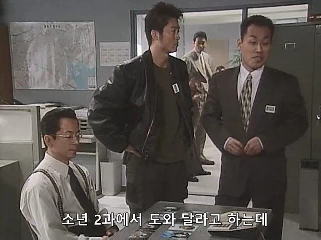 파파카츠 하는 여고생 잡을려고 잠복수사하던 형사들_1.webp