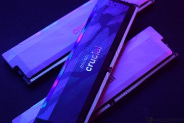 'Micron' 브랜드가 새겨진 Crucial DDR5 RAM 스틱 3개가 보라색과 파란색 조명으로 빛나고 있습니다.