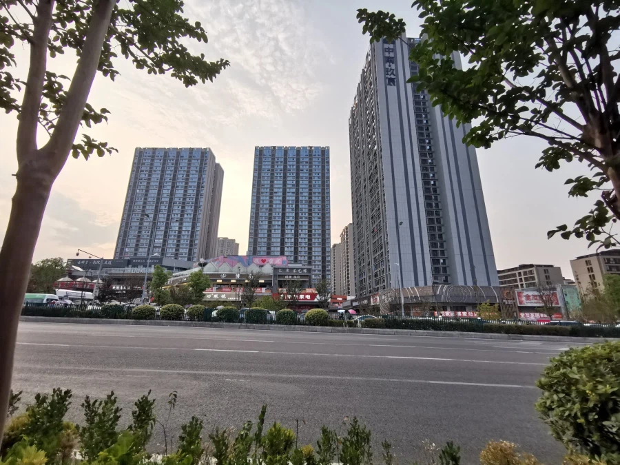 한때 논란이었던 허허벌판의 중국 역_3.webp