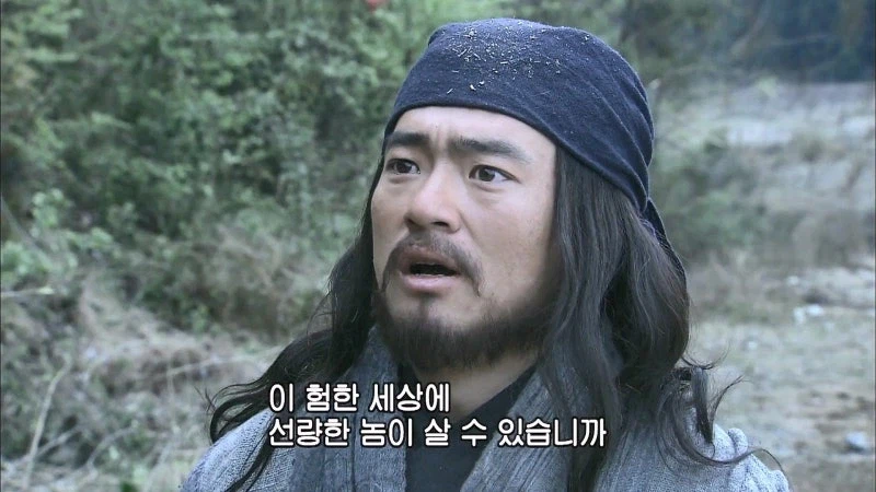 삼국지) 관우 : 이봐 손건, 자네에게 얘기하고 있는게 아니야_25.webp