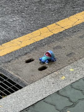 출근길에 비맞는 인형을 봤다_2.webp