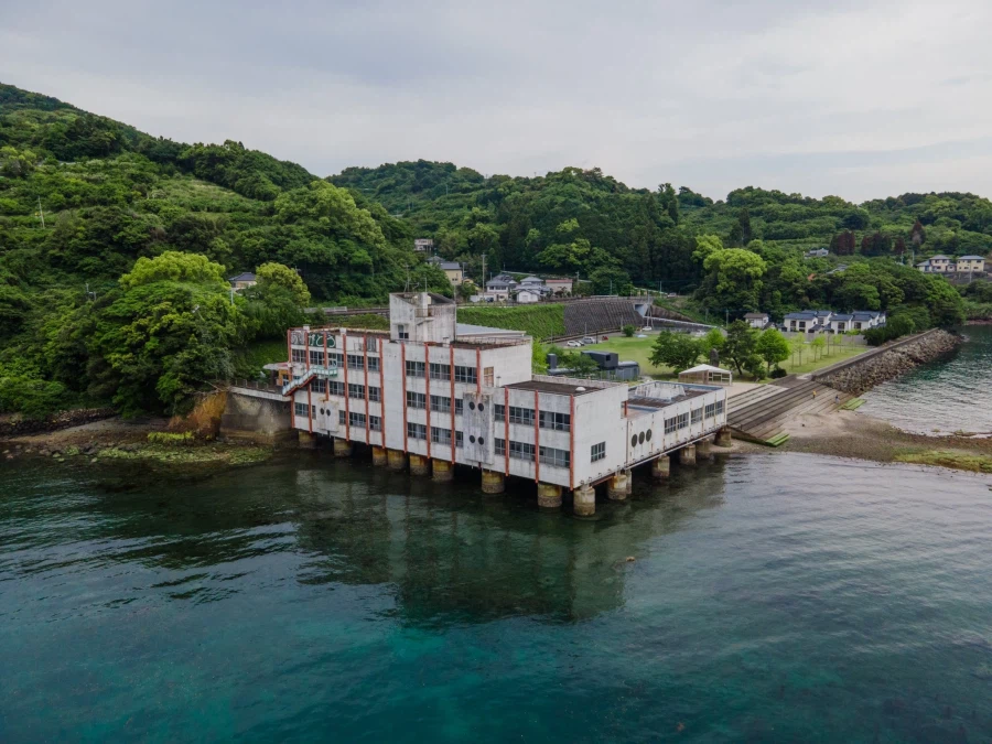 일본, 바다 위의 초등학교 폐교🌊🏚️_1.webp