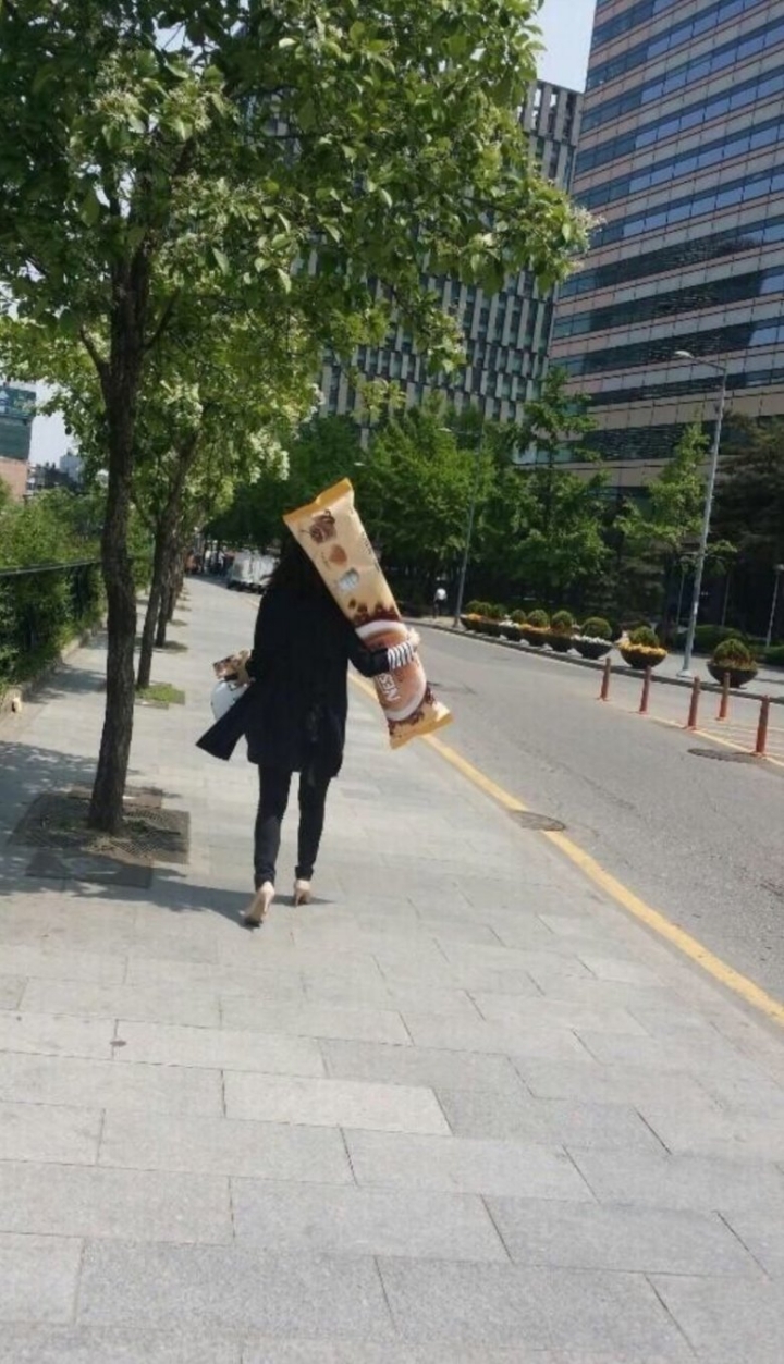 커피 상품에 당첨된 여성.jpg_2.jpeg