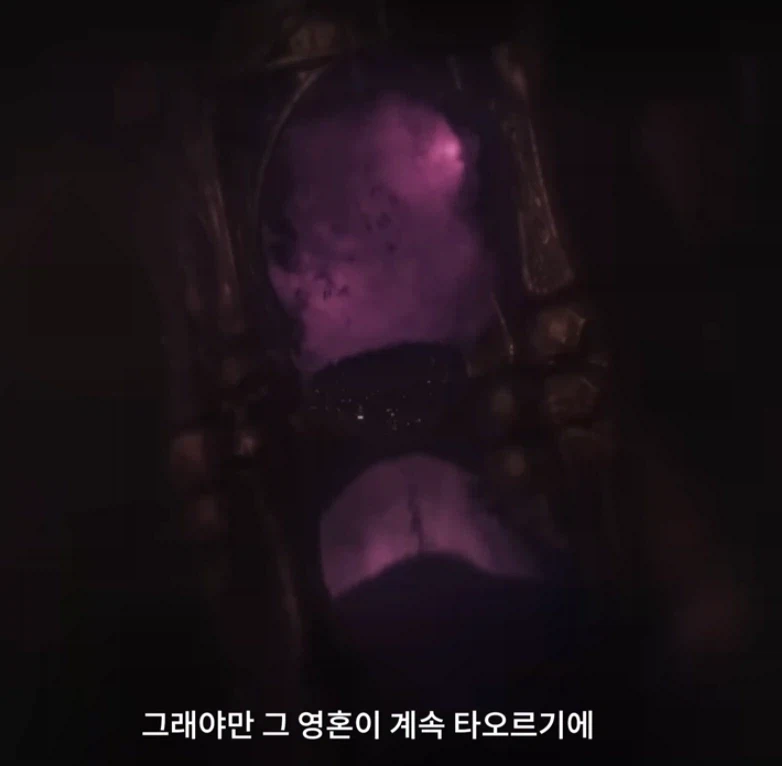 워해머 트레일러에서 황제 앞에 있는 모래시계 같은 것의 정체_5.webp