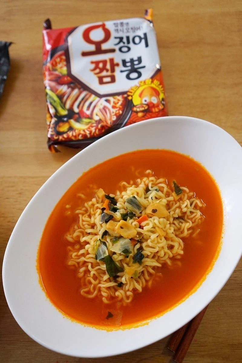 한국에서 라면 판매량 top10 안에 드는게 힘든 이유.jpg_2.webp