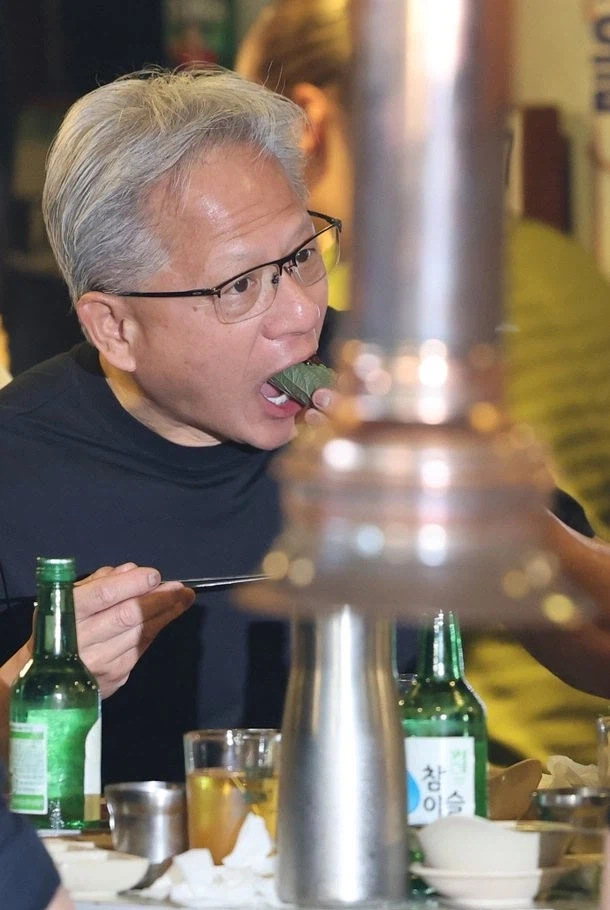 젠슨황, 한국에 와서 깻잎에 삼겹살 싸먹어......._1.webp