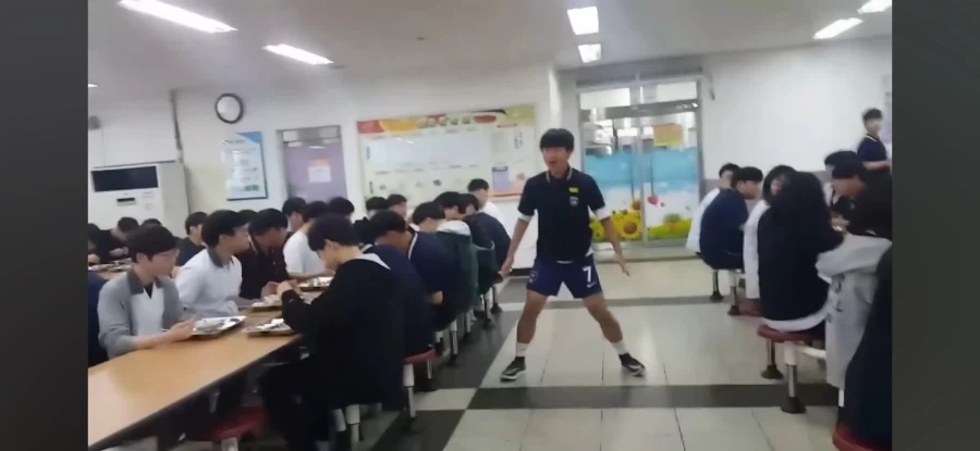 한국에 호날두가 온다길래 기뻐하는 고딩_6.webp