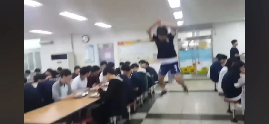 한국에 호날두가 온다길래 기뻐하는 고딩_5.webp