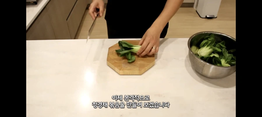고증에 미친 요리 유튜버_1.webp