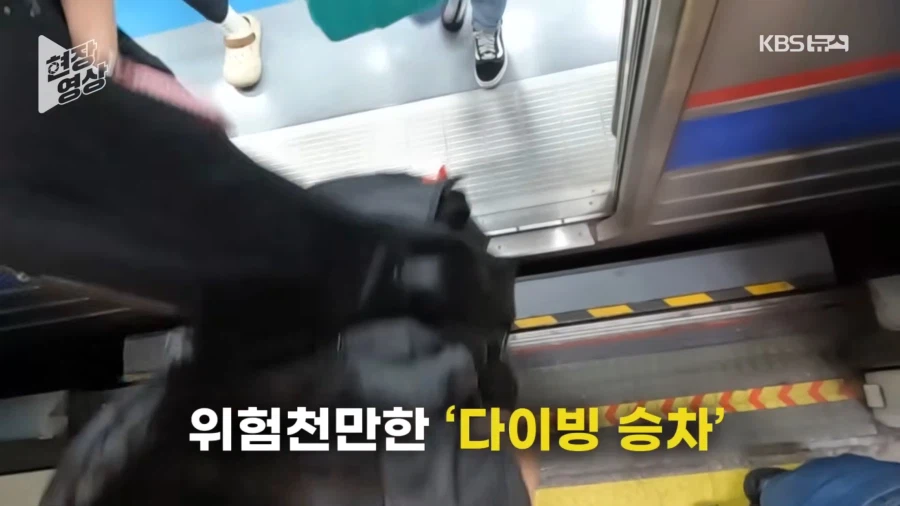 기관사랑 기싸움 하는 지하철 우산빌런_17.webp