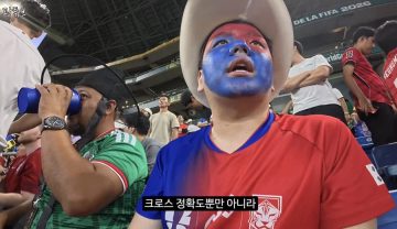 곽튜브 월드컵 관람 영상에 우연히 찍힌 한 남성의 망연자실한 모습_1.webp