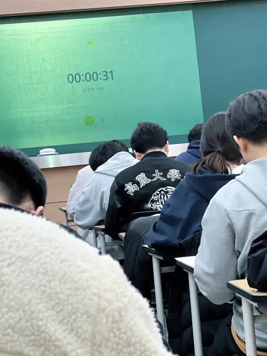 고려대 과잠 입은 학생의 최후_1.webp