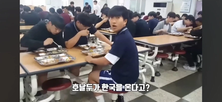 한국에 호날두가 온다길래 기뻐하는 고딩_3.webp