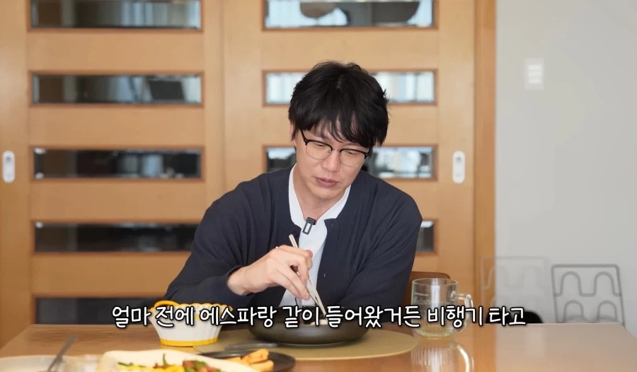 성시경 에스파 사생팬들이 비행기 같이 타고 다니니까 힘들겠더라_1.webp