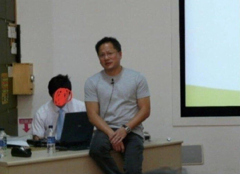 대만 it쇼 컴퓨텍스2026에서 술 마시고 퍼앉아있는 진상_1.webp