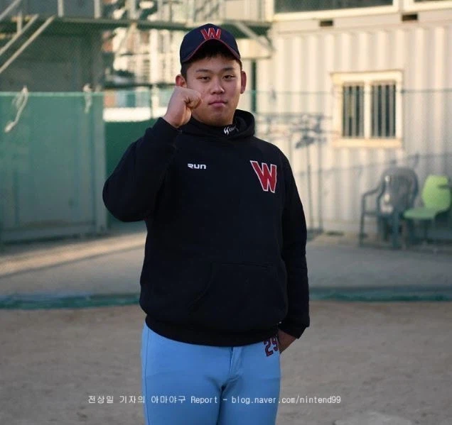 겨우 1년만에 몸이 완전히 달라진 야구 선수.jpg_1.webp